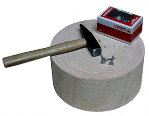 Пенек для забивания гвоздей с молотком