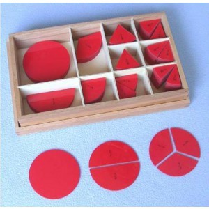 Пластиковые круги-дроби в ящике