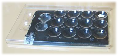 Планшетка для капельных реакций с фоновым экраном.