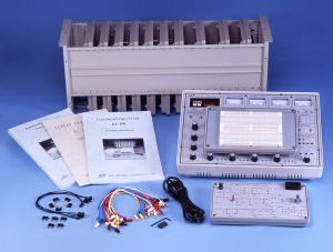 Рабочее место студента для сборки электрических цепей