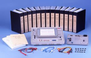 Рабочее место студента для сборки и изучения электронных логических схем