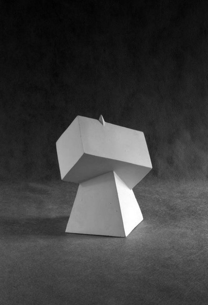 Гипс Сечение пирамиды с параллелепипедом