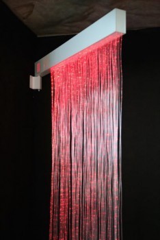 Фиброоптическая занавесь (150 волокон) на подвижном карнизе с интерактивным источником света, высота: 2000 мм
