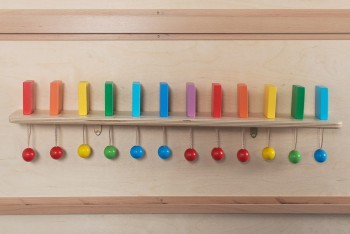 Тактильно-развивающая панель “Разноцветное домино” (12 домино, настенный модуль)