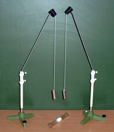 Маятник электростатический