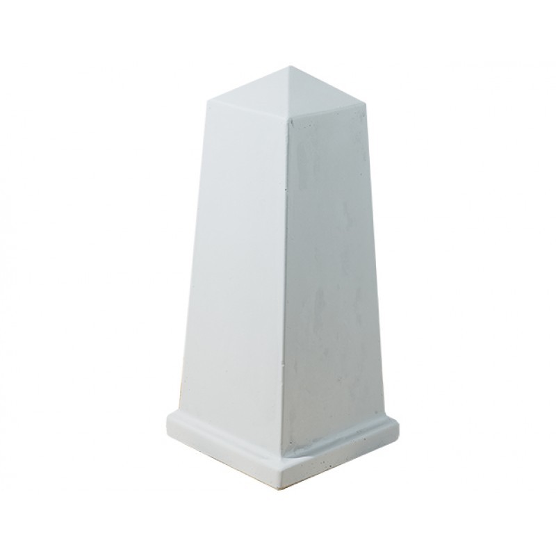 Столб бетонный, четырехгранный, окрашенный